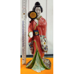 Antike Japaische Geisha in Vitrine